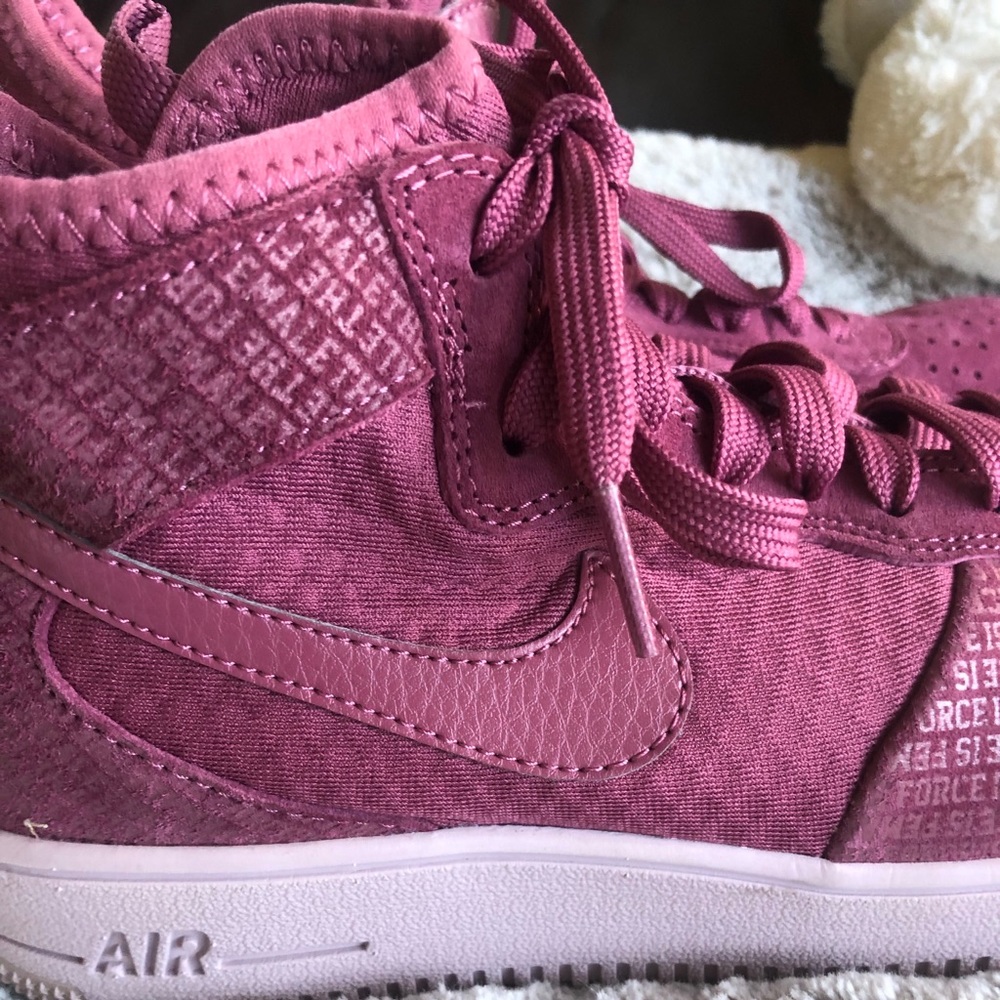 Nike air max sneakers.